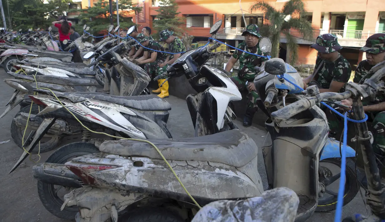 Jumlah korban jiwa akibat banjir di Bali terus bertambah menjadi 16 orang, sementara satu lainnya masih dinyatakan hilang. (AP Photo/Firdia Lisnawati)
