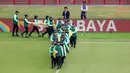 Sejumlah petugas membawa bendera untuk dibentangkan di tengah lapangan sebelum laga Piala Dunia U-17 2023 antara Timnas Mali U-17 melawan Timnas Kanada U-17 di Stadion Gelora Bung Tomo (GBT), Surabaya, Kamis (16/11/2023). (Bola.com/Bagaskara Lazuardi)