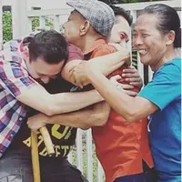 Pelukan Indra Bruggman, seakan tahu ia akan berpisah untuk selamanya dengan Eko DJ. (Instagram @jinnyohjinny64)