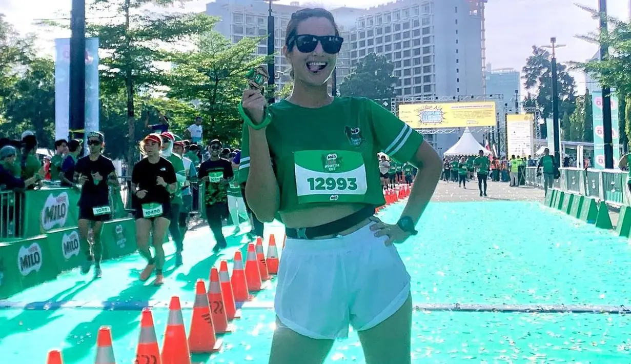 Sukses menyelesaikan lari 10 kilometer, Nia Ramadhani mengaku tidak menyangka. Dalam event lari tersebut, Nia Ramadhani mengenakan jersey berwarna hijau dan running pants berwarna putih. Ia pun mengenakan funny pack dan sneakers dari Nike. (instagram/ramadhaniabakrie)