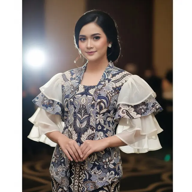Kebaya Modern Batik Tulis dengan Ruffle Layer Organza