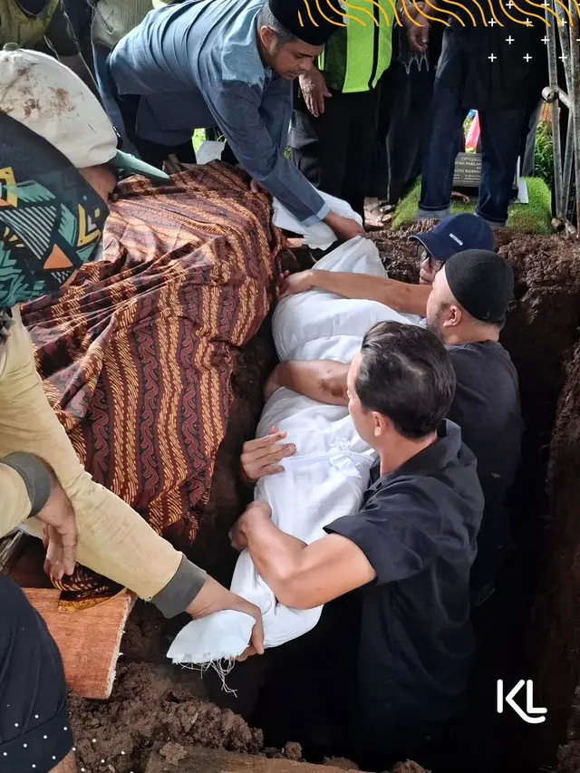 Pemakaman Ibu Ussy Sulistiawaty