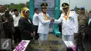 Wali Kota Tangerang Selatan terpilih Airin Rachmi Diany melakukan salam komando dengan Wakil Wali Kota Benyamin Davnie usai meresmikan Jembatan Ciater Kota Tangsel Rabu (20/4). (Liputan6.com/Helmi Afandi)