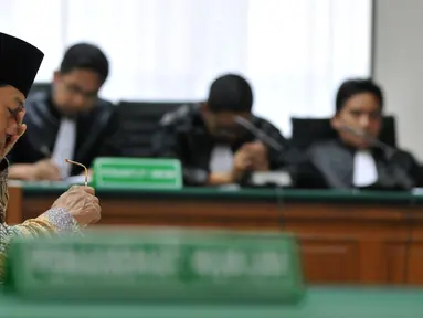 Mantan sekjen Kementerian ESDM, Waryono Karno menjalani sidang pembacaan vonis putusan di Pengadilan Tipikor, Jakarta, Rabu (16/09/2015). Waryono divonis enam tahun penjara dan denda Rp 300 juta subsider tiga bulan. (Liputan6.com/Andrian M Tunay)
