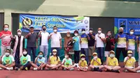 Seremoni pembukaan Seneca Indonesia Fiks Sportama Junior Tennis Open 2021 di lapangan Tenis Taman Maluku, Kota Bandung, Minggu (19/12/2021). (Bola.com/Erwin Snaz)