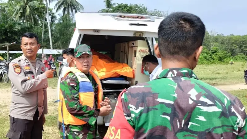 Petugas mengevakuasi mayat tanpa identitas diduga korban banjir lahar dingin dari Sumbar yang hanyut ke Riau.