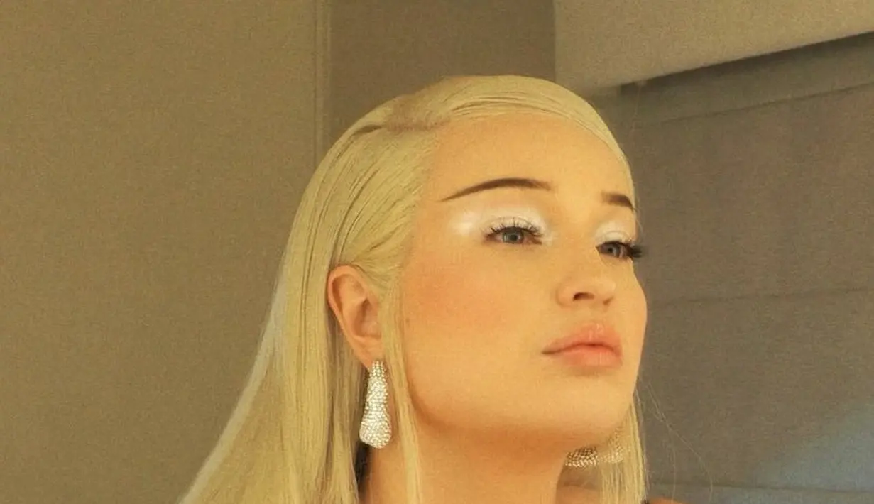Petras juga tampil dengan eyeshadow putih dan bulu mata renggangnya, alis mata hitam tipis melengkapi riasan matanya. Ia pun mengenakan blushon tipis dan lipstik tipis glossy. (@kimpetras)