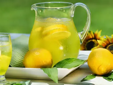 Minum air perasan jeruk lemon setiap pagi yang dicampur dengan air hangat serta madu dapat membantu membakar kalori lebih baik pada pagi hari sekaligus bisa membersihkan sistem pencernaan. (Istimewa)