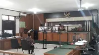 Saksi korban, Arif Budiman, tengah menjelaskan kejahatan perbankan yang dialaminya di BJB Pekanbaru. (Liputan6.com/M Syukur)
