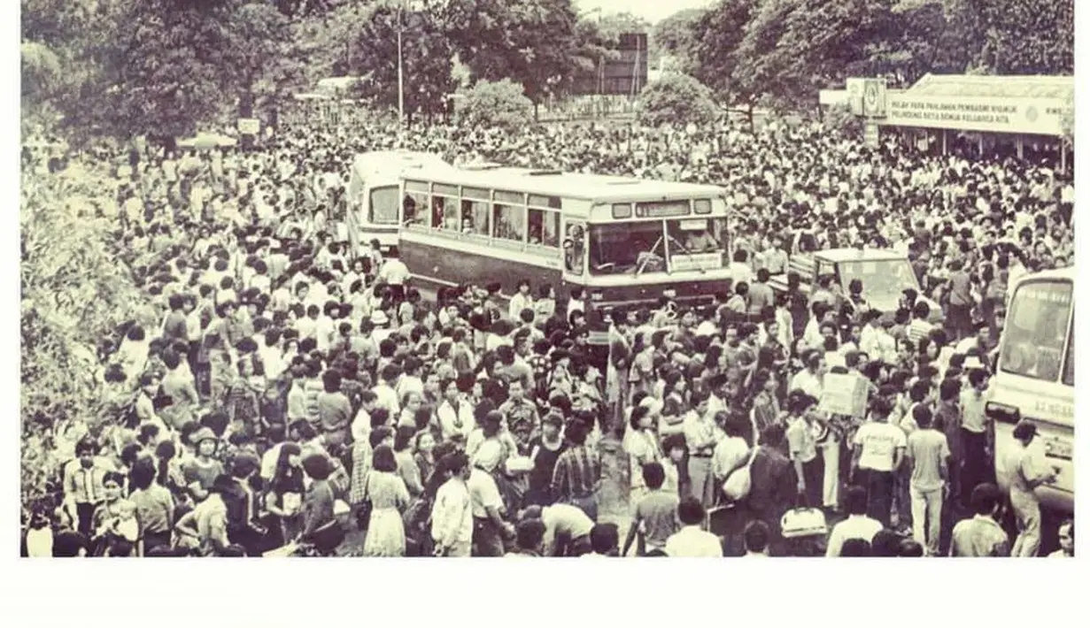 Suasana terminal bus Pulo Gadung Jakarta pada 10 Agusutus 1980. (Facebook/Indonesia Tempo Doeloe)