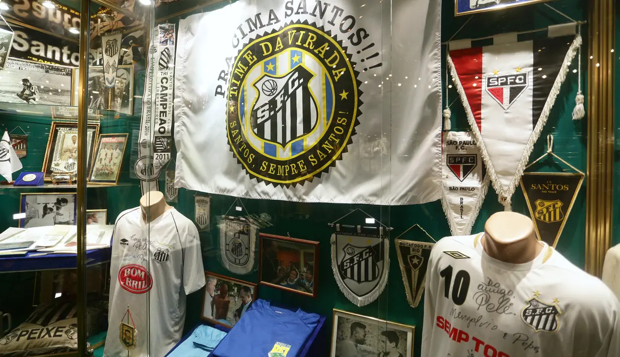 Sejumlah koleksi Pele dipajang di Museum Pele di Lugansk, Ukraina Timur (17/3/2016). Museum Pele di Ukraina ini selama dua tahun terakhir ditutup akibat konflik. (AFP Photo/Aleksey Filippov)