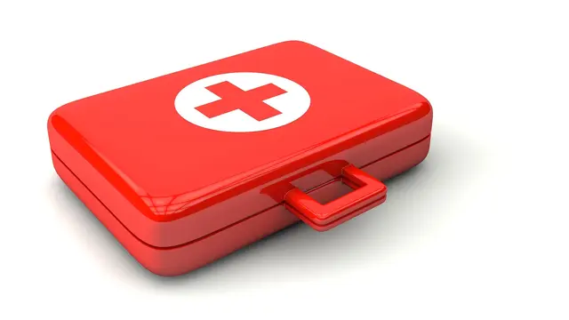Ilustrasi emergency kit untuk Anda bawa saat berlibur di musim hujan. (dok Pixabay/https://pixabay.com/id/illustrations/dokter-bagasi-verbandszeug-patch-1015624//Adhita Diansyavira)