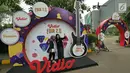 Pengunjung berfoto di booth Vidio Fair 2.0 yang digelar di Mall Gandaria City, Jakarta, Sabtu (3/11). Acara Vidio Fair 2.0 diramaikan dengan berbagai macam kegiatan yang dapat dinikmati oleh pengunjung yang hadir. (Liputan6.com/Herman Zakharia)