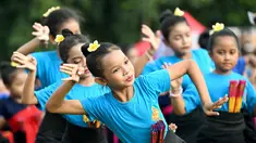 Anak-anak menampilkan tarian tradisional untuk menyambut malam pergantian tahun di Bali, pada Rabu 31 Desember 2025. Menyambut malam pergantian tahun, ratusan anak-anak di Bali menampilkan beragam tarian tradisional. (SONNY TUMBELAKA/AFP)