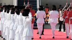 Tim Purna Paskibraka 2023 membawa duplikat bendera Merah Putih dan naskah teks proklamasi berjalan masuk ke pesawat TNI AU dalam acara kirab bendera Merah Putih dan naskah teks proklamasi menuju Ibu Kota Nusantara (IKN) di Base Ops Lanud Halim Perdanakusuma, Jakarta, Sabtu (10/8/2024). (Yasuyoshi CHIBA / AFP)