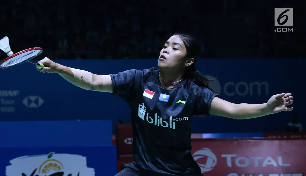 Tunggal putri Indonesia, Gregoria Mariska Tunjung mengembalikan kok ke arah pemain China Taipei, Lee Chia Hsin pada babak pertama Indonesia Open 2018 di Istora Senayan, Jakarta, Selasa (3/7). Gregoria unggul 21-13, 21-7. (Liputan6.com/Helmi Fithriansyah)
