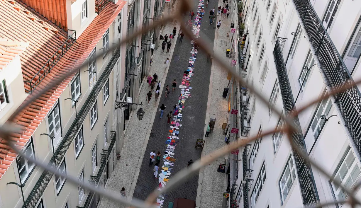 Pemasangan instalasi pakaian dan mainan untuk menarik perhatian masyarakat luas terkait situasi dan kondisi anak-anak di Gaza. (AP Photo/Armando Franca)