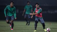 Gelandang Timnas Indonesia, Muhammad Taufiq, mengontrol bola saat latihan di Stadion Patriot, Bekasi, Senin (2/10/2017). Latihan ini merupakan persiapan jelang laga persahabatan melawan Kamboja. (Bola.com/Vitalis Yogi Trisna)