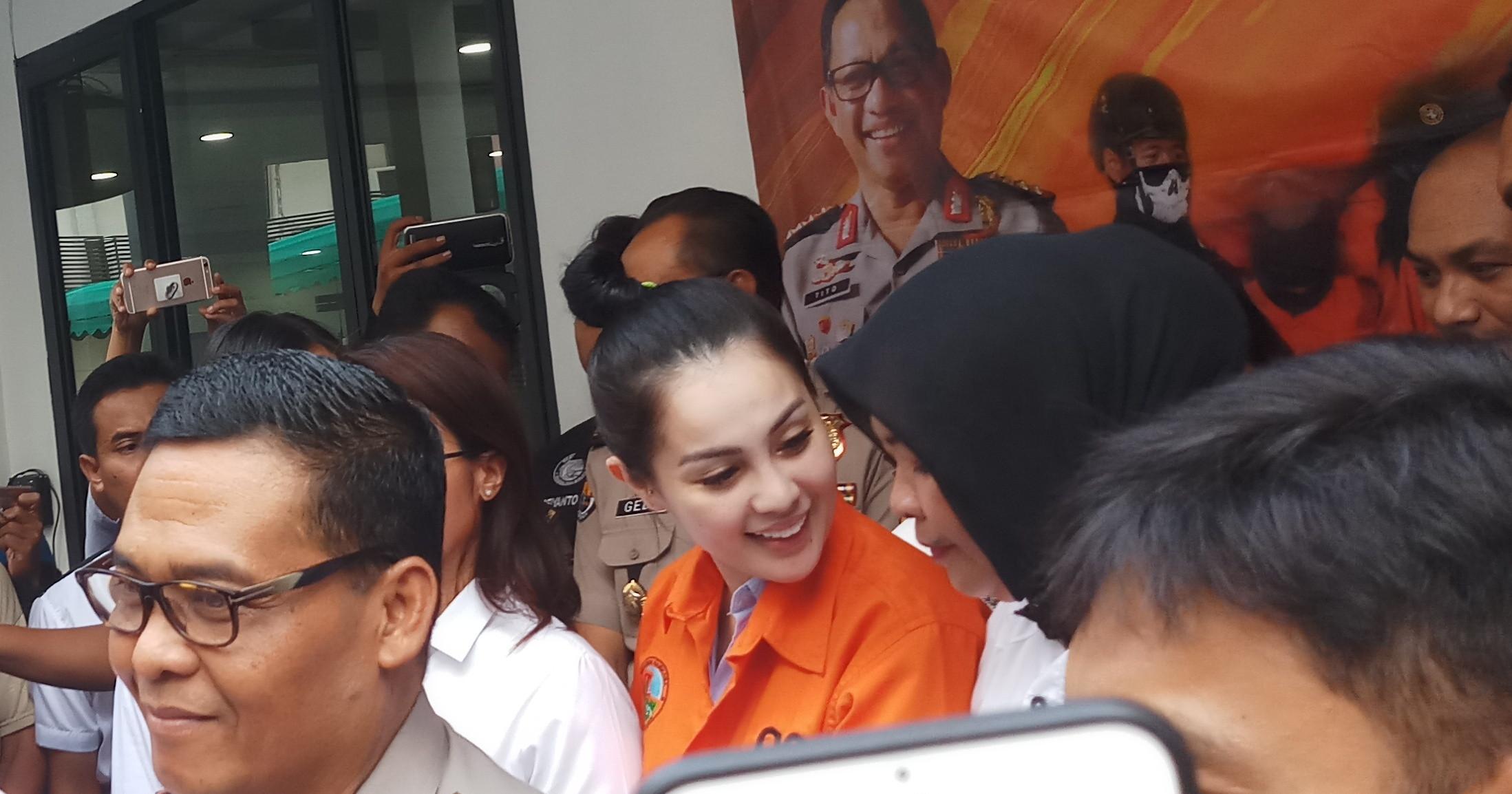 Ditresnarkoba Polda Metro Jaya merilis penangkapan artis muda Jennifer Dunn terkait kasus narkoba.