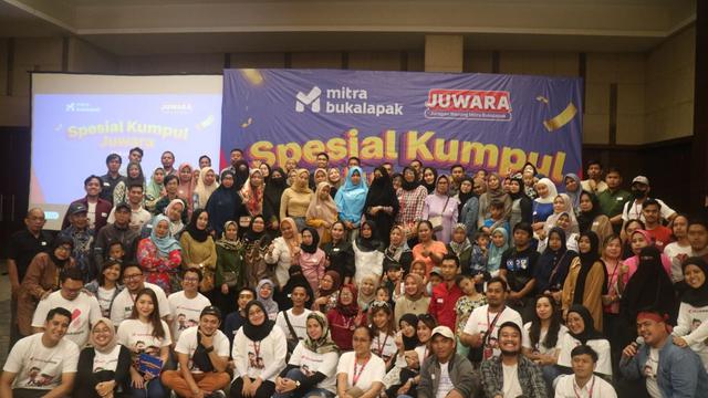 Mitra Bukalapak berkolaborasi dengan PT Ultrajaya Milk Industry & Trading Company Tbk menggelar Spesial Kumpul Juwara (SKJ) di Palembang dan Makassar. (Foto: Bukalapak)