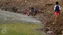 Anak-anak tampak ceria bermain di gundukan tanah pembangunan Waduk Brigif, Jagakarsa, Jakarta Selatan, Jumat (29/1/2016). Pemerintah DKI  menyebut jumlah ruang publik terpadu ramah anak di Ibu Kota belum memenuhi angka ideal.(Liputan6.com/Yoppy Renato)