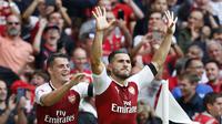 Bek Arsenal, Sead Kolasinac (kanan) mencetak satu gol saat timnya melawan Swansea City pada lanjutan Premier League di Emirates Stadium, (28/10/2017). Arsenal menang 2-1. (AFP/Ian Kington)