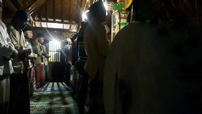 Penganut Islam Aboge di Masjid Saka Tunggal bertarawih. (Foto: Liputan6.com/Muhamad Ridlo)