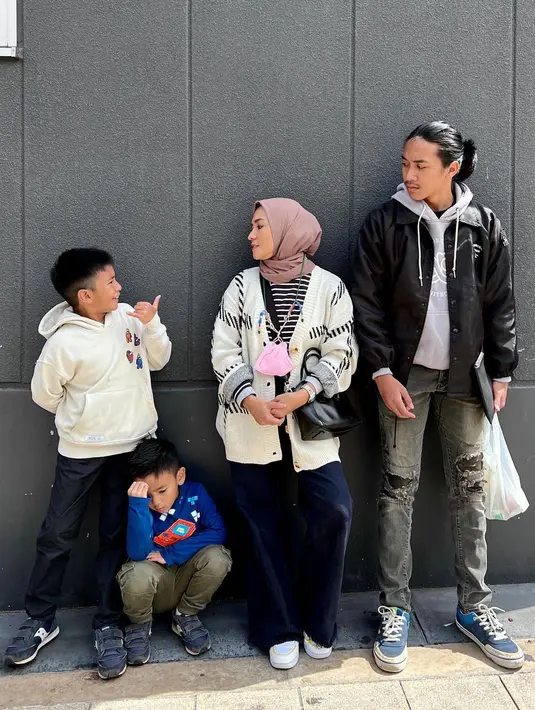 Melalui akun instagramnya, Enno membagikan beberapa cerita saat menikmati liburan bersama keluarganya. Dari mulai saat mau berangkat hingga akhirnya harus mengonsumsi obat-obatan selama di Jepang. [Instagram/ennolerian_]