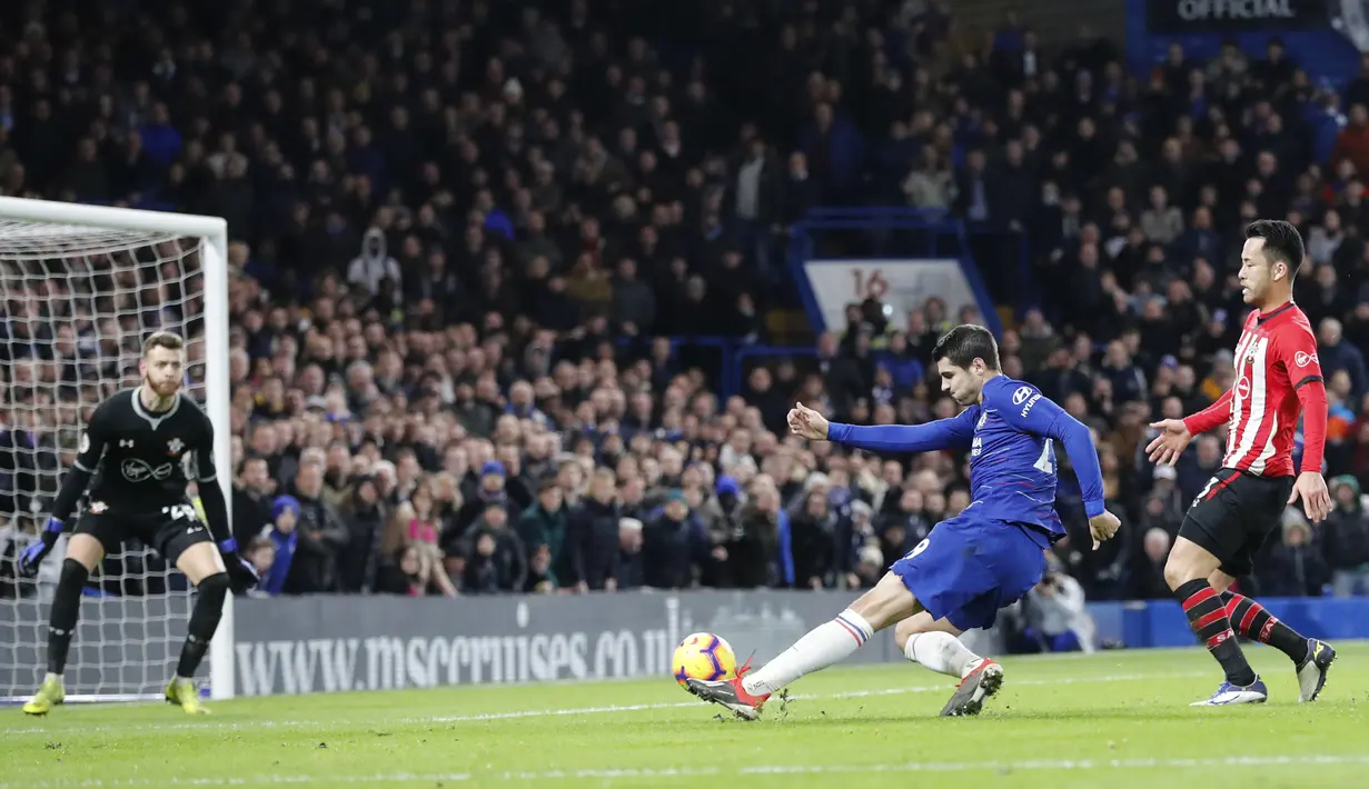Penyerang Chelsea, Alvaro Morata, melepaskan tendangan ke gawang Southampton pada laga Premier League di Stadion Stamford Bridge, Kamis (3/1). Kedua tim bermain imbang 0-0. (AP/Frank Augstein)