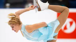 Atlet cantik Republik Ceko, Eliska Brezinova tampil menunjukkan gerakan selama bersaing dalam kompetisi Skate Canada Autumn Classic 2018 di Oakville, Ontario, Kanada, Kamis (20/9). (AFP PHOTO / Geoff Robins)