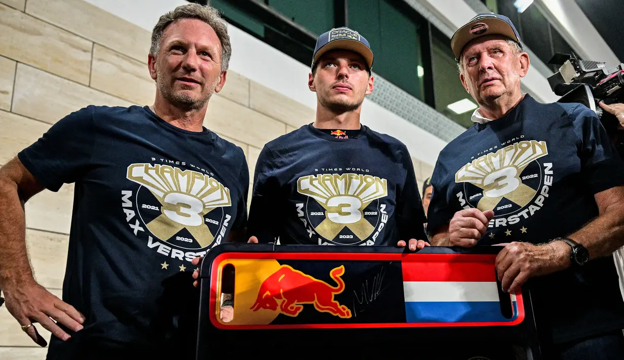 Pembalap Red Bull Racing, Max Verstappen (tengah) berfoto bersama dengan team principal Red Bull Racing, Cristian Horner (kiri) dan penashiat tim Red Bull Racing, Helmut Marko setelah Sprint Race F1 GP Qatar 2023 yang dihelat di Sirkuit Lusail, Qatar, Minggu (8/10/2023) dini hari WIB. Verstappen berhasil menyabet gelar juara dunia ketiganya di Formula 1 musim 2023 setelah memuncaki klasemen dengan raihan 400 poin. (AFP/Ben Stansall)