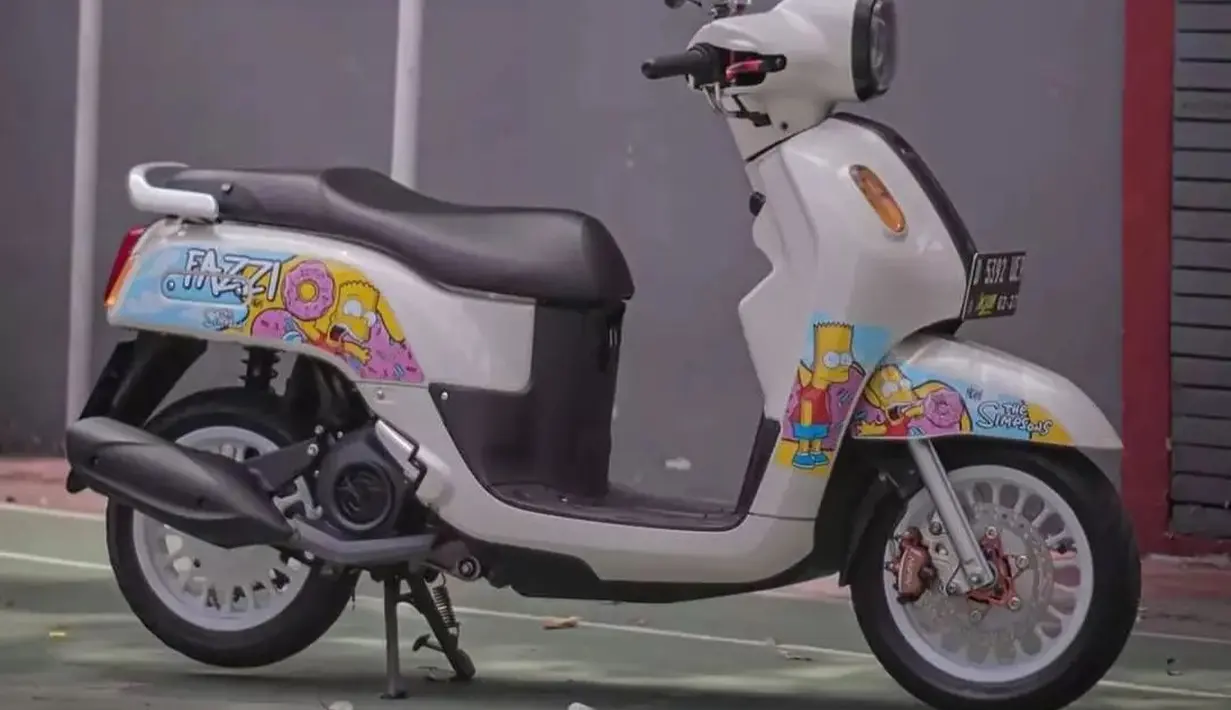 Dalam memodifikasi kendaraan, kreativitas menjadi salah satu unsur utamanya. Fazzio berkelir putih gading ini diberi imbuhan stiker serial animasi The Simpsons yang membuatnya terlihat menggemaskan. Velg retro berdesain jari-jari menambah kesan funky. (Source: Instagram/@fazzioholic)