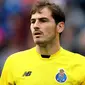 Iker Casillas adalah seorang pemain bola profesional di klub Porto