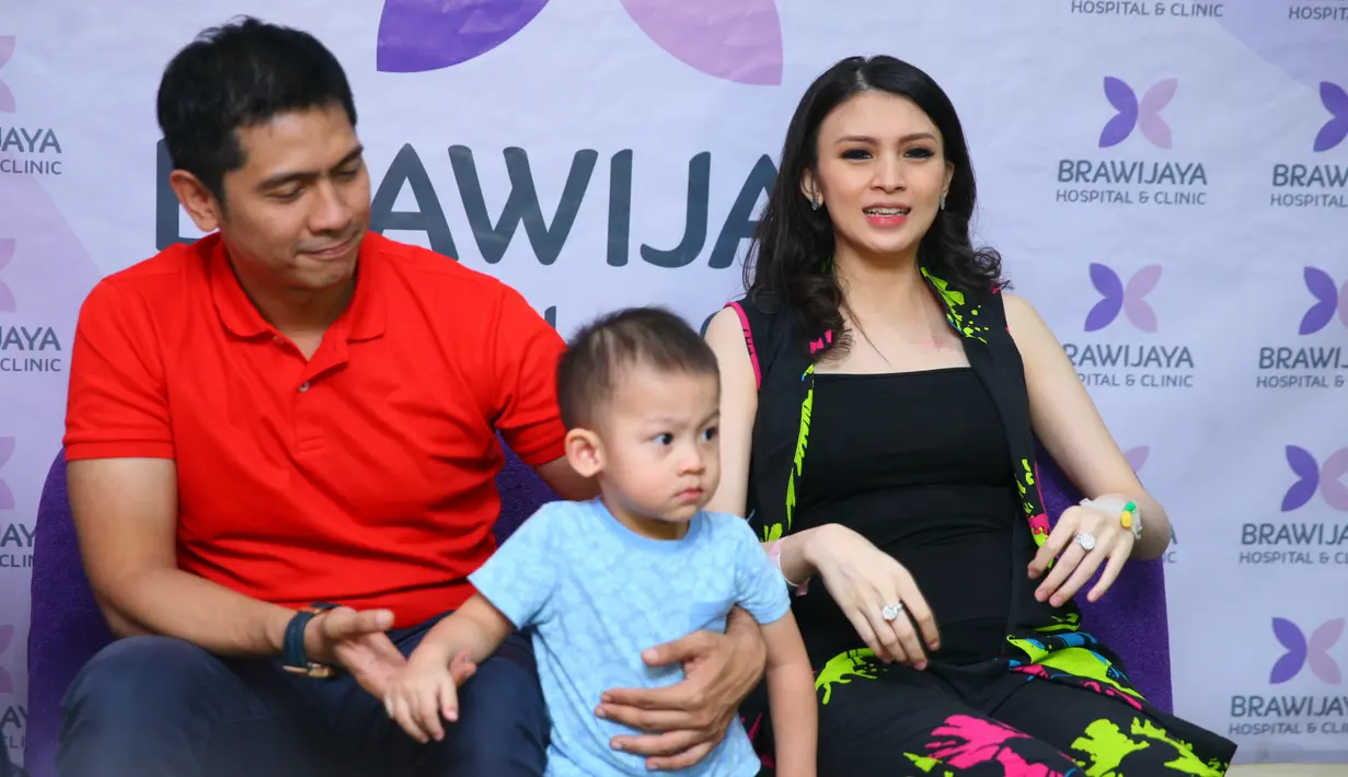 Donita menuturkan, Vais, sapaan anak kedua Donita, lahir pada Kamis pagi, 11 Januari 2018 sekitar pukul 5.30 WIB secara Caesar. Saat lahir Vais  memiliki berat badan 2,9 kilogram, dan panjang 4,8 cm. (Nurwahyunan/Bintang.com)