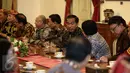 Presiden Joko Widodo (Jokowi) berbincang dengan Menteri LHK Siti Nurbaya Bakar disela dialog bersama para pemangku adat usai pencanangan pengakuan Hutan Adat di Istana Negara, Jakarta, Jumat (30/12). (Liputan6.com/Faizal Fanani)