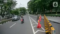 Suasana lalu lintas di kawasan Lapangan Banteng, Jakarta, Rabu (21/1/2021). Selain simbol kerukunan antarumat Islam dan Kristiani, terowongan silaturahmi Masjid Istiqlal-Gereja Katedral juga dibangun sebagai fasilitas untuk memudahkan jemaah. (Liputan6.com/Faizal Fanani)