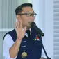 Gubernur Jabar, Ridwan Kamil saat menerima bantuan untuk penanganan COVID-19 dari manajemen Persib Bandung, Selasa (19/5/2020). (Bola.com/Erwin Snaz)
