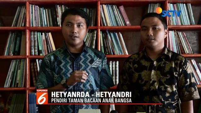 Prihatin dengan rendahnya kualitas pendidikan, dua saudara kembar di Anambas, Kepulauan Riau, dirikan taman bacaan anak.