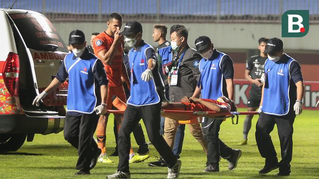 Foto: Kolaps Di Tengah Lapangan, Pemain Persiraja Dilarikan ke Rumah Sakit saat Melawan Persib Bandung