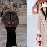 Nina Zatulini, yang sedang berlibur di Monako bersama keluarganya, tampil stylish dengan jaket fur musim dingin yang menutupi dress hitam. Ia memadukan penampilannya dengan kacamata, sepatu boots hitam, dan jilbab abu-abu, yang semakin memperkuat kesan trendi.