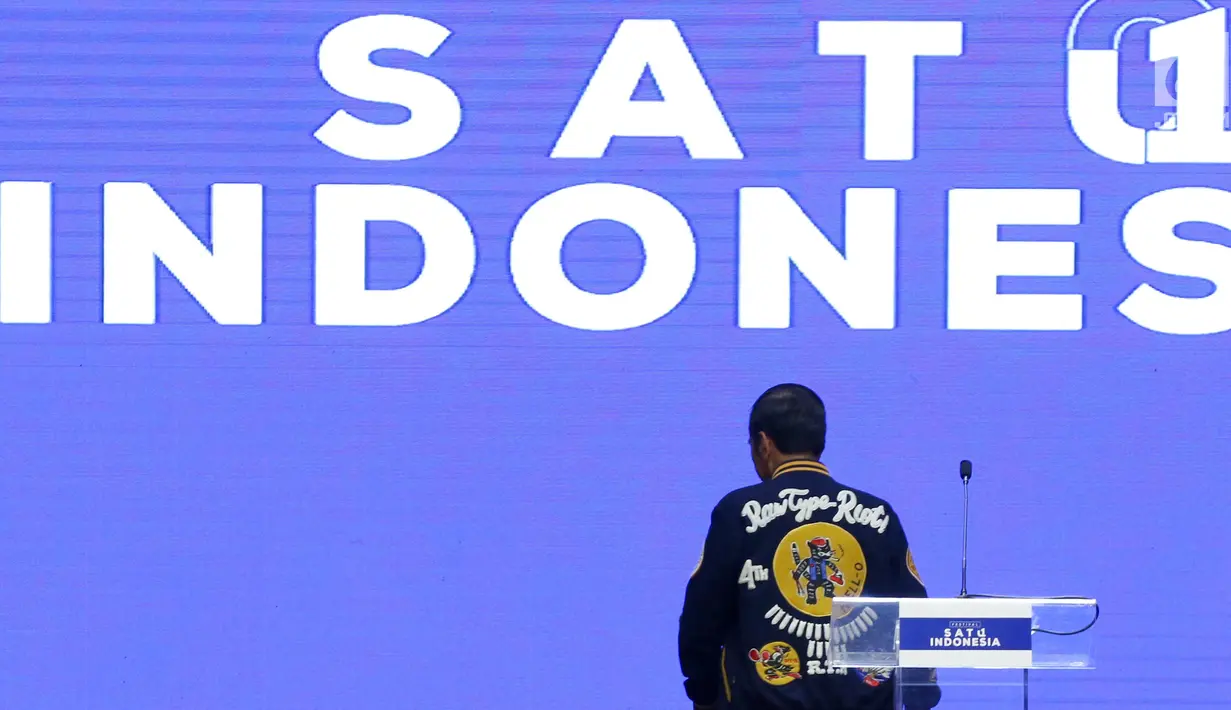 Calon Presiden petahana Joko Widodo kenakan jaket bomber Raw Type Riot (R.T.R) pada acara Festival Satu Indonesia di Istora Senayan, Jakarta, Minggu (10/3). Acara yang dihadiri kaum millenial mengajak pemilih untuk tidak golput. (Liputan6.com/Johan Tallo)