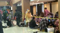 Jemaah First Travel memenuhi kantor Bareskrim Polri untuk mengambil paspor. (Liputan6.com/Ika Defianti)