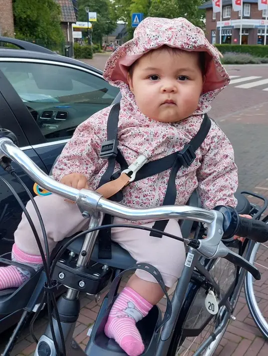 <p>Baby Nova lahir pada November 2022 lalu. Parasnya yang imut dan menggemaskan. Berikut ini potret terbaru baby Nova saat menikmati liburan. Ini merupakan momen pertama baby Nova naik sepeda. [Instagram/graciaz14]</p>