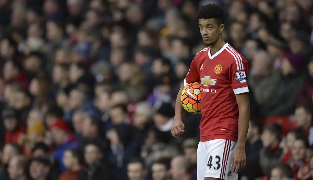 1. Cameron Borthwick-Jackson (19 tahun), musim lalu, Louis van Gaal mengorbitkan namanya ke tim senior MU. Pesepak bola dengan posisi bek sayap kanan ini berhasil tampil 10 kali pada ajang Premier League. (AFP/Oli Scarff)