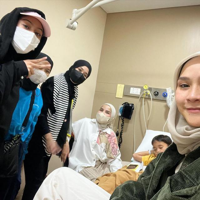 Zaskia Adya Mecca dan anaknya. (Foto: Dok. Instagram @zaskiadyamecca)