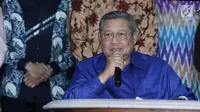 Ketua Umum Partai Demokrat Susilo Bambang Yudhoyono ketika memberikan keterangan pers di kediamannya di Cikeas, Bogor, Kamis (27/7). Pertemuan komunikasi dan kerja sama sepakat tidak membentuk koalisi untuk saat ini. (Liputan6.com/Herman Zakharia)