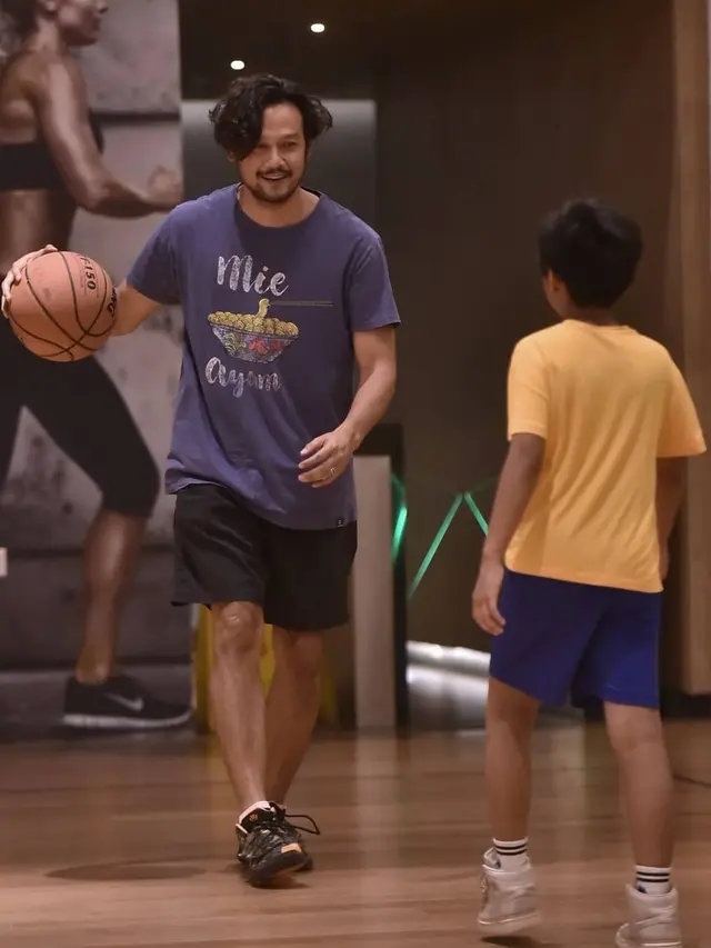 Punya Hobi Basket, Ini 7 Gaya Dwi Sasono Saat Main di Lapangan