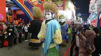 Pengunjung melihat parade karnaval pada Jakarta Fair ke-53 atau Pekan Raya Jakarta (PRJ) di JiExpo Kemayoran, Jakarta Pusat, Selasa (21/6/2022) malam. Adapun kegiatan ini dilaksanakan dalam rangka menyambut Hari Ulang Tahun (HUT) ke-495 Jakarta yang jatuh pada Rabu, 22 Juni 2022. (Liputan6.com/Herman Zakharia)