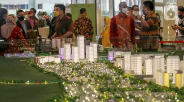 Pengunjung melihat pameran Mega Proyek Kota Mandiri dan Satelit Baru Kota Podomoro Tenjo di Atrium Central Park Jakarta (18/8/2020). Kota Podomoro Tenjo diharapkan menjadi katalisator perekonomian Indonesia sekaligus menginspirasi pelaku usaha properti. (Liputan6.com)