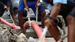 Sejumlah pekerja menarik kabel bawah tanah di Jakarta, Jumat (28/10). Mereka mengaku mendapat upah sebesar Rp.200.000 per hari. (Liputan6.com/Angga Yuniar)